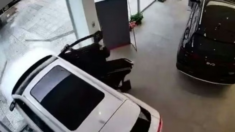Un hombre perdió el control de un auto eléctrico en una concesionaria y destrozó la vidriera