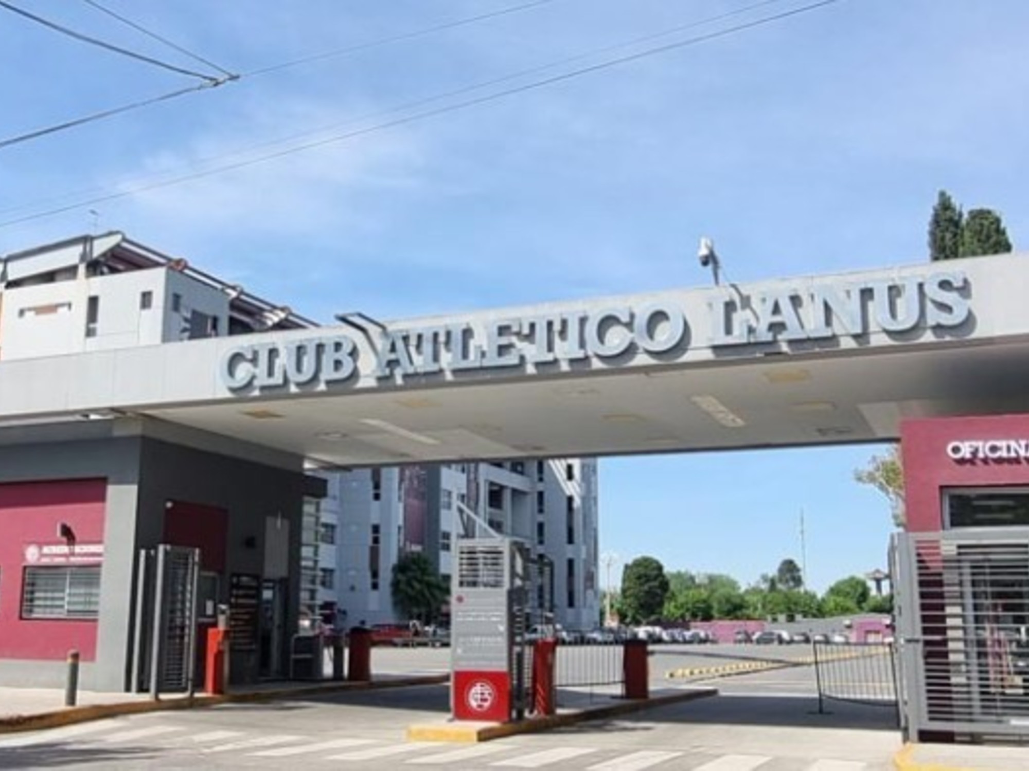 Un menor de 12 años está internado en grave estado tras la caída de un arco en Lanús