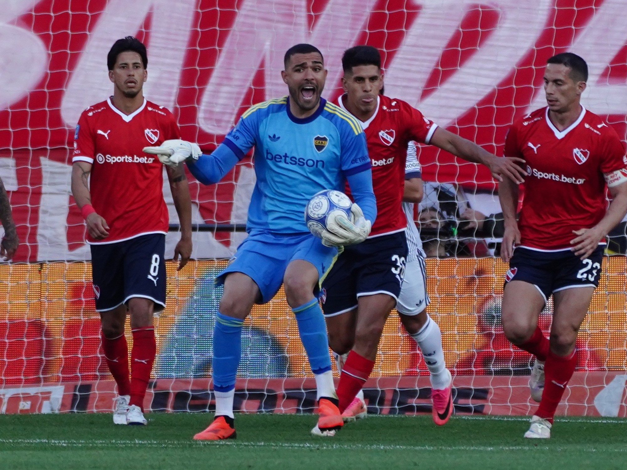 Una monumental atajada de Álvaro Montero le dio un triunfo clave a Boca en el clásico ante Independiente