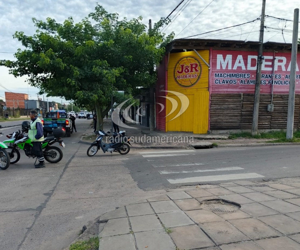 Una mujer herida tras violento choque de motocicletas