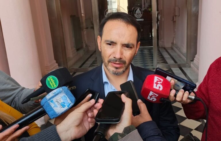 Valdés monitorea el Paraná y coordina la asistencia a afectados por la crecida