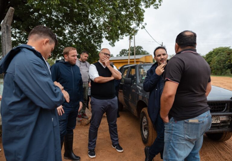 Valdés recorrió zonas afectadas por la crecida del río Paraná y coordinó la asistencia a familias damnificadas