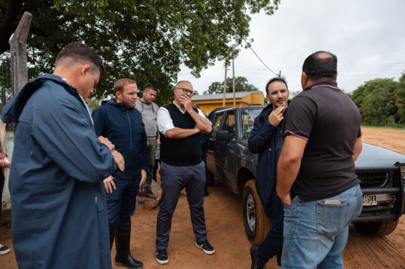 Valdés recorrió zonas afectadas por la crecida del río Paraná y coordinó la asistencia a familias damnificadas